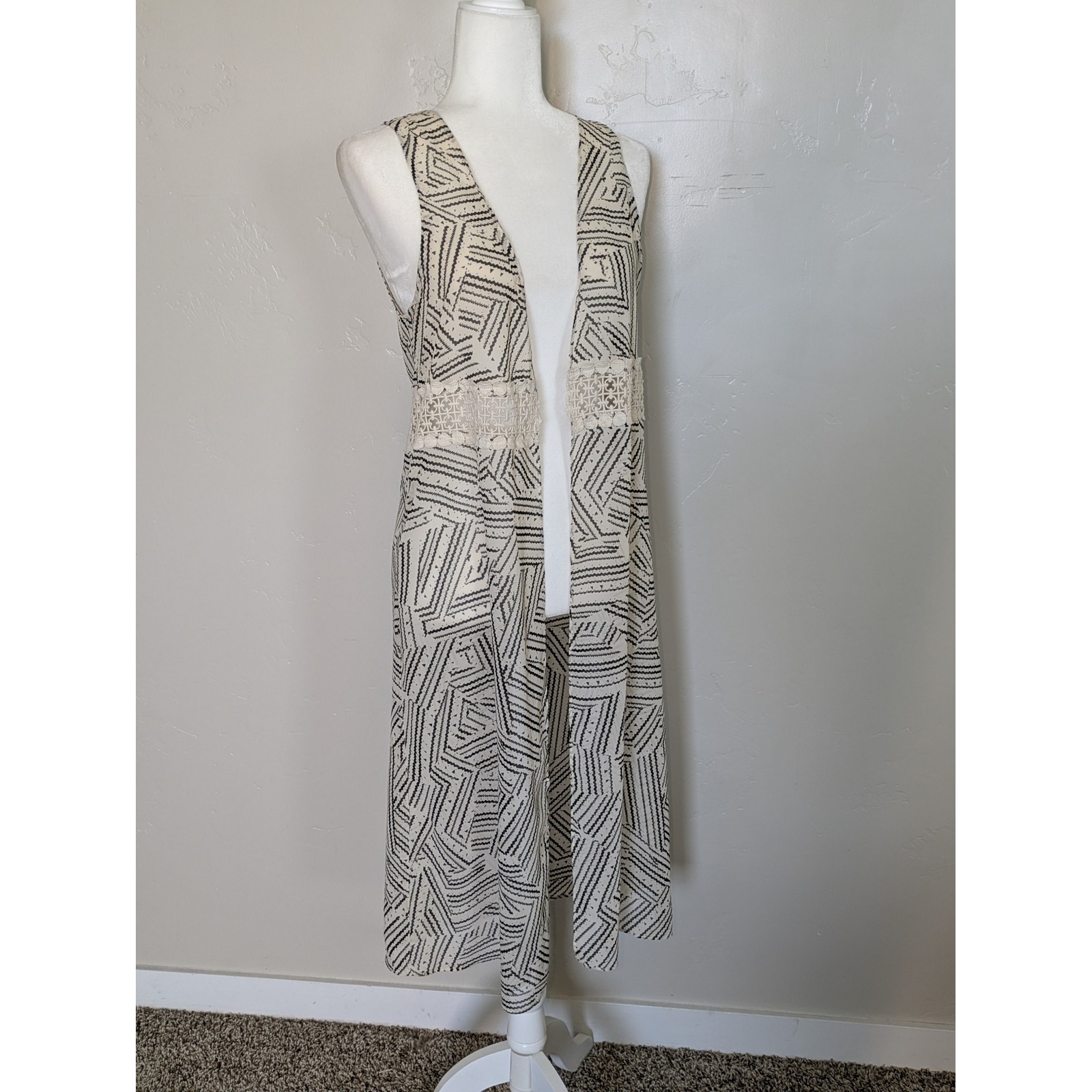 Maurices Long Vest Size Small Boho Geometric Print Open Front Duster Cream Black